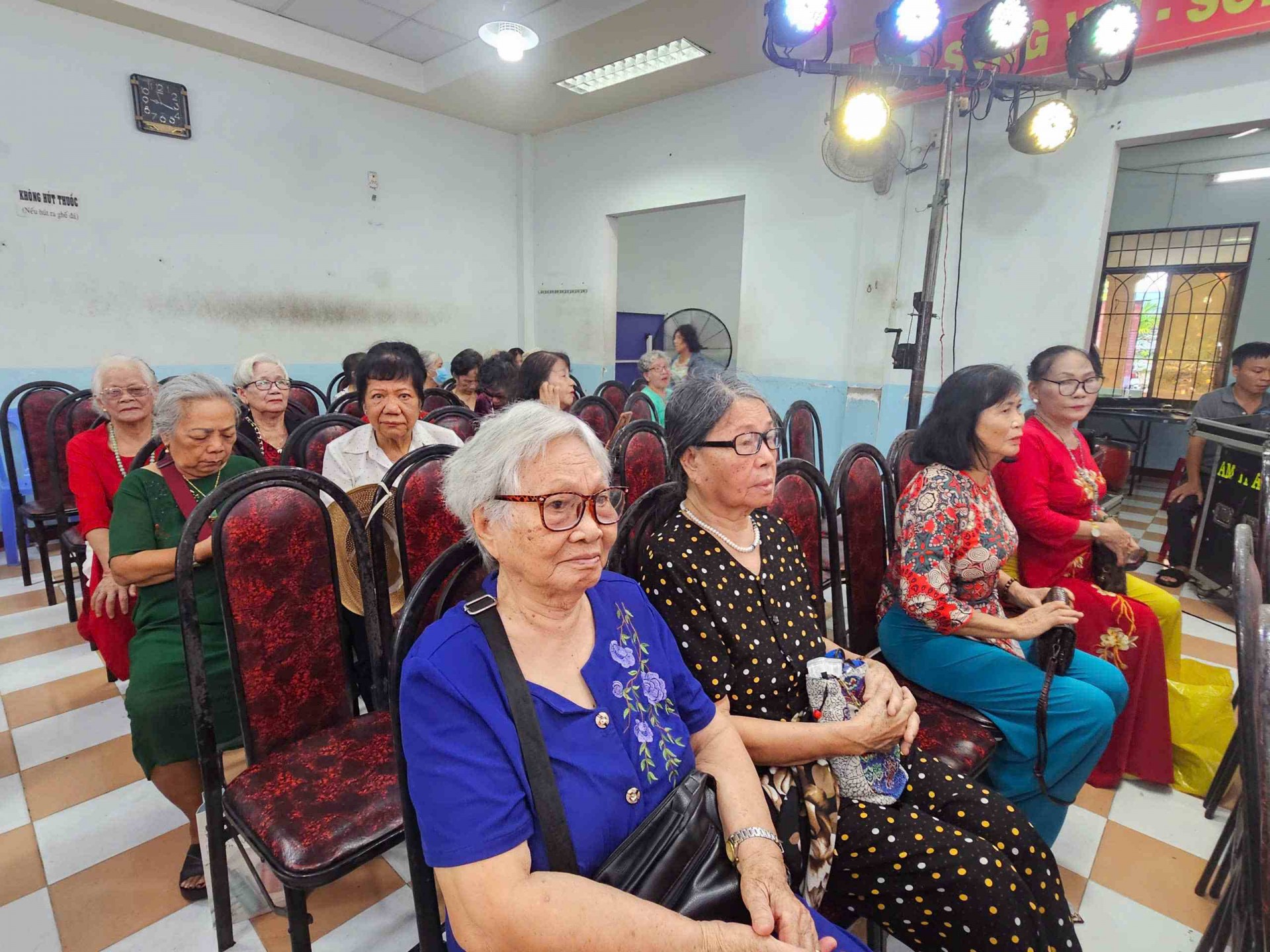 Câu lạc bộ Hưu trí Quy Nhơn chúc thọ hội viên nhân Ngày Quốc tế Người cao tuổi