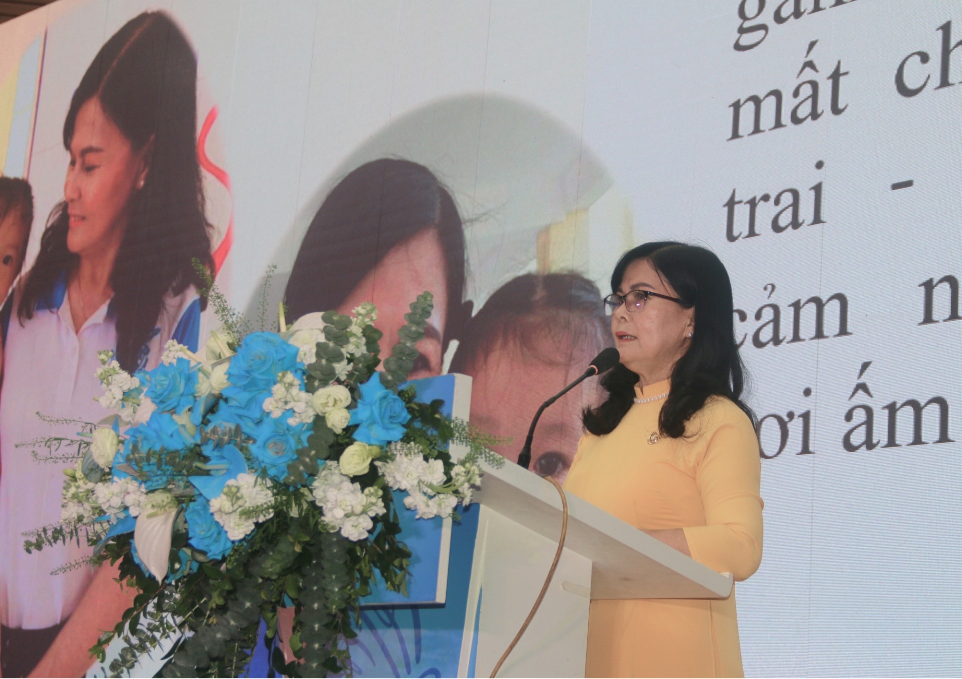 Đồng chí Đào Thị Thanh An, Phó Chủ tịch Hội Liên hiệp Phụ nữ, xã Cái Đôi Vàm, tỉnh Cà Mau chia sẻ đầy cảm xúc tại Hội nghị. Đồng chí Đào Thị Thanh An, Phó Chủ tịch Hội Liên hiệp Phụ nữ, xã Cái Đôi Vàm, tỉnh Cà Mau chia sẻ đầy cảm xúc tại Hội nghị.