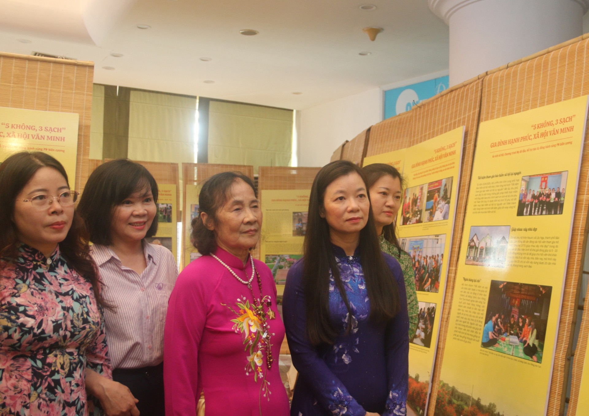 Khẳng định dấu ấn phụ nữ Việt Nam trong "5 không 3 sạch" và chương trình Mẹ đỡ đầu Khẳng định dấu ấn phụ nữ Việt Nam trong "5 không 3 sạch" và chương trình Mẹ đỡ đầu