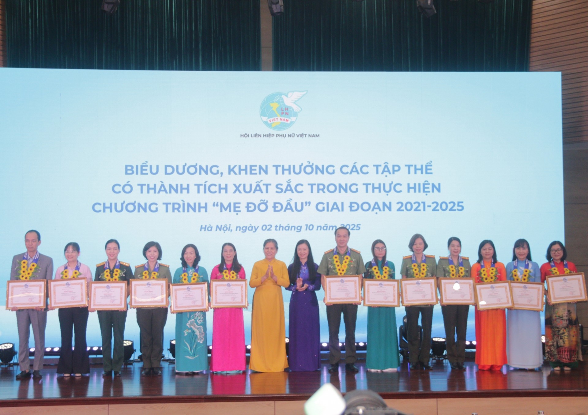 Khẳng định dấu ấn phụ nữ Việt Nam trong 5 không 3 sạch và chương trình Mẹ đỡ đầu Khẳng định dấu ấn phụ nữ Việt Nam trong 5 không 3 sạch và chương trình Mẹ đỡ đầu