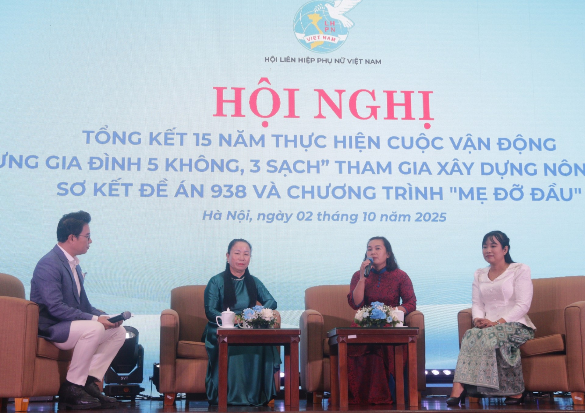 Trao đổi trực tiếp tại Hội nghị cùng 3 điển hình tiêu biểu trong cuộc vận động Dấu ấn phụ nữ Việt Nam trong phong trào “5 không, 3 sạch” và chương trình “Mẹ đỡ đầu