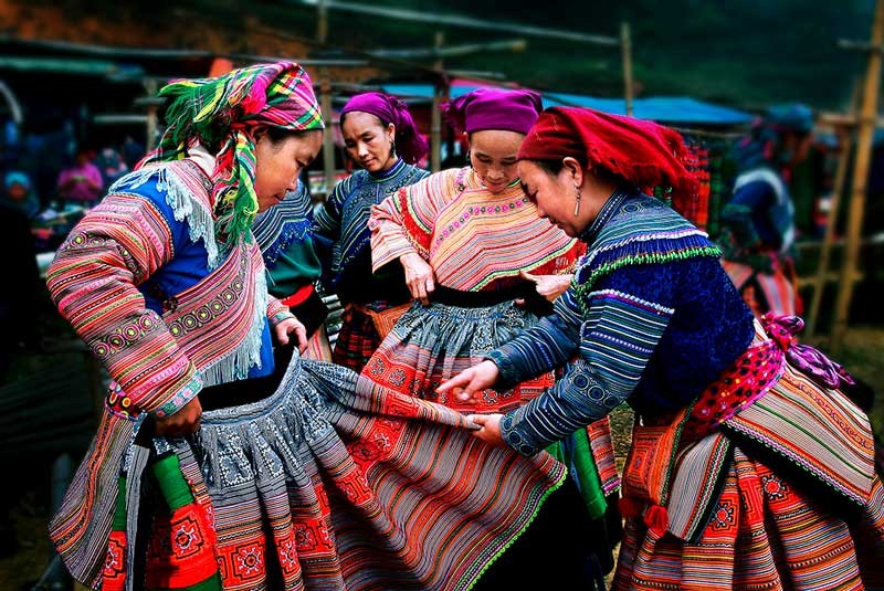 Váy thổ cẩm nở hoa