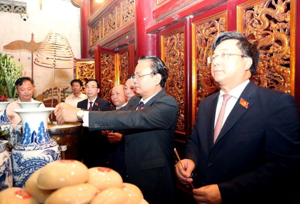 Lãnh đạo tỉnh Phú Thọ cùng đại biểu dự Đại hội đại biểu Đảng bộ tỉnh Phú Thọ lần thứ I, nhiệm kỳ 2025 - 2030 dâng hương tưởng niệm các Vua Hùng Lãnh đạo tỉnh Phú Thọ cùng đại biểu dự Đại hội đại biểu Đảng bộ tỉnh Phú Thọ lần thứ I, nhiệm kỳ 2025 - 2030 dâng hương tưởng niệm các Vua Hùng