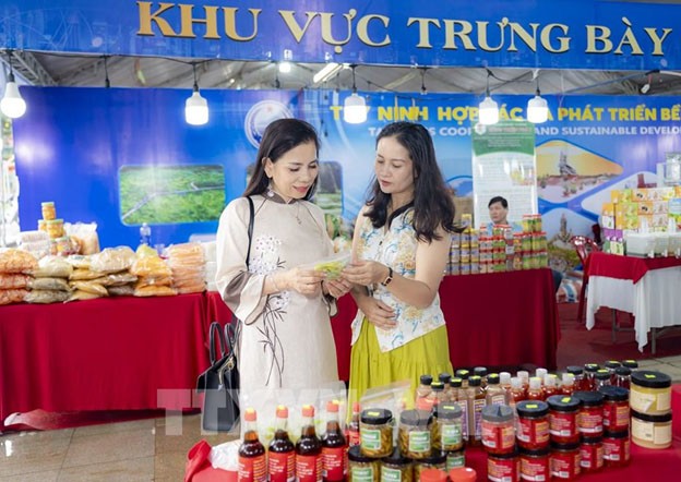 Quảng bá sản phẩm đặc trưng của TP Huế. Ảnh Mai Trang/TTXVN