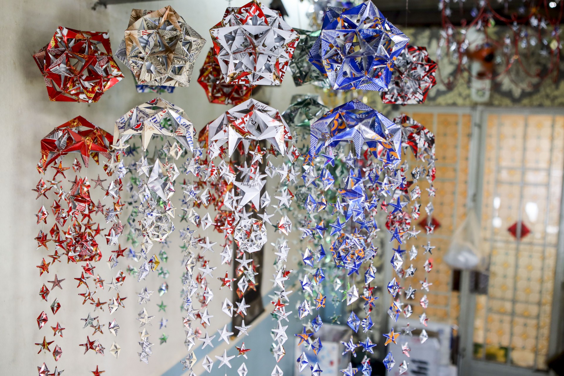 Vỏ lon hóa lồng đèn sáng tạo độc đáo của thợ khóa Sài Gòn Vỏ lon hóa lồng đèn sáng tạo độc đáo của thợ khóa Sài Gòn