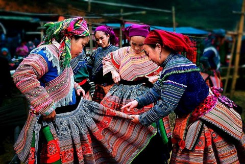 Váy thổ cẩm nở hoa