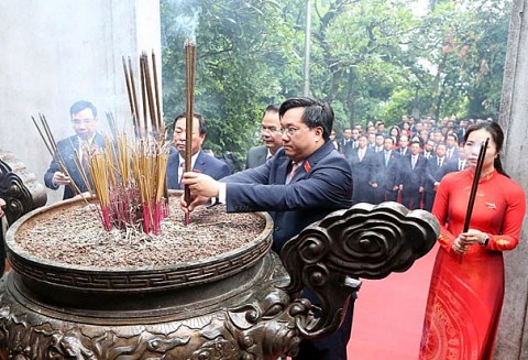 Đoàn đại biểu dự Đại hội Đảng bộ tỉnh Phú Thọ dâng hương tưởng niệm các Vua Hùng