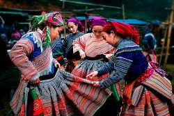 Váy thổ cẩm nở hoa