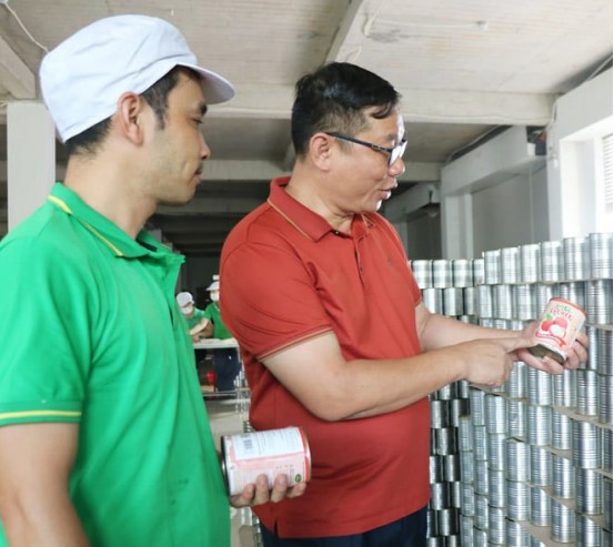 Ông Nguyễn Xuân Việt, Chủ tịch Hội đồng quản trị, Giám đốc Công ty cổ phần Xuất nhập khẩu VIFOCO kiểm tra sản phẩm vải thiều nước đường của Công ty. Ông Nguyễn Xuân Việt, Chủ tịch Hội đồng quản trị, Giám đốc Công ty cổ phần Xuất nhập khẩu VIFOCO kiểm tra sản phẩm vải thiều nước đường của Công ty.