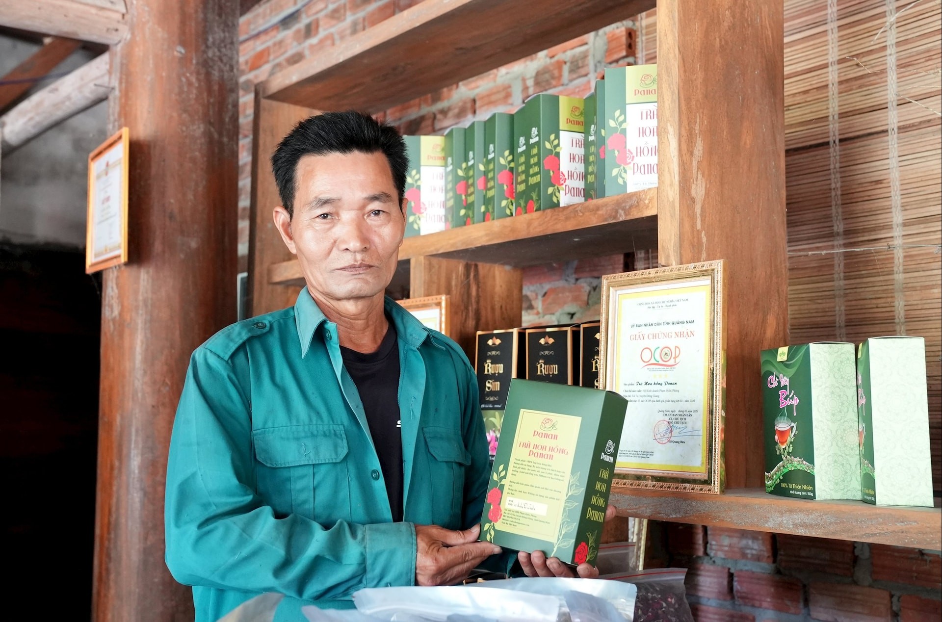 Hoa hồng cổ Huế – hướng đi mới trên vùng đất Sông Vàng Hoa hồng cổ Huế – hướng đi mới trên vùng đất Sông Vàng