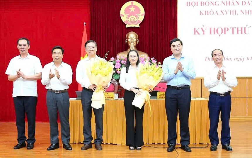 Ông Nguyễn Doãn Anh, Ủy viên Trung ương Đảng, Bí thư Tỉnh ủy cùng các đồng chí lãnh đạo tỉnh tặng hoa chúc mừng tân Trưởng Ban Kinh tế - Ngân sách và Trưởng Ban Văn hóa - Xã hội, HĐND tỉnh Thanh Hóa khóa XVIII, nhiệm kỳ 2021-2026