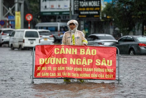 ha noi phat lenh bao dong khan cap ve lu tren song cau va song ca lo