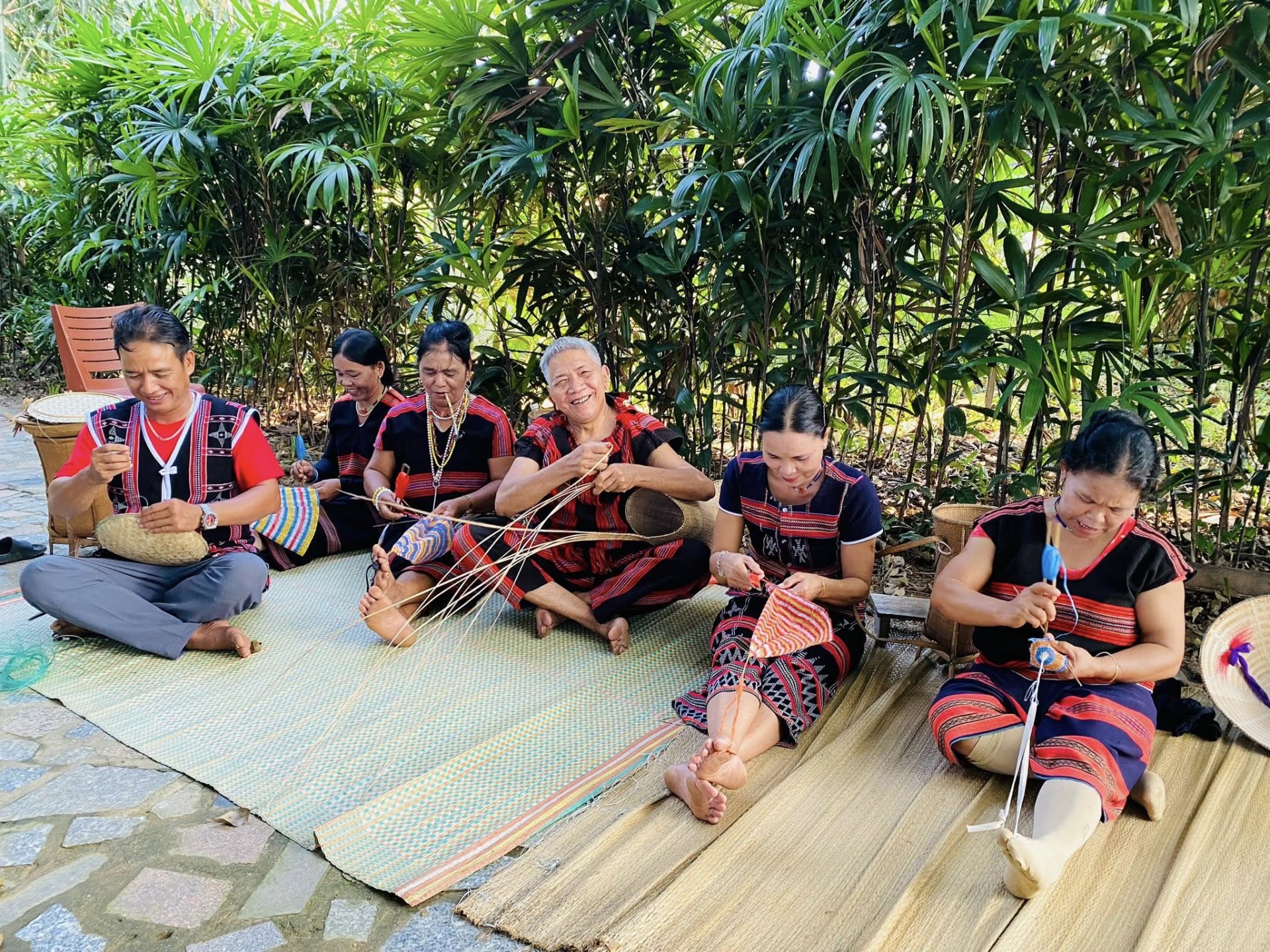 Nghề đan lát và móc lưới của người Cơ Tu