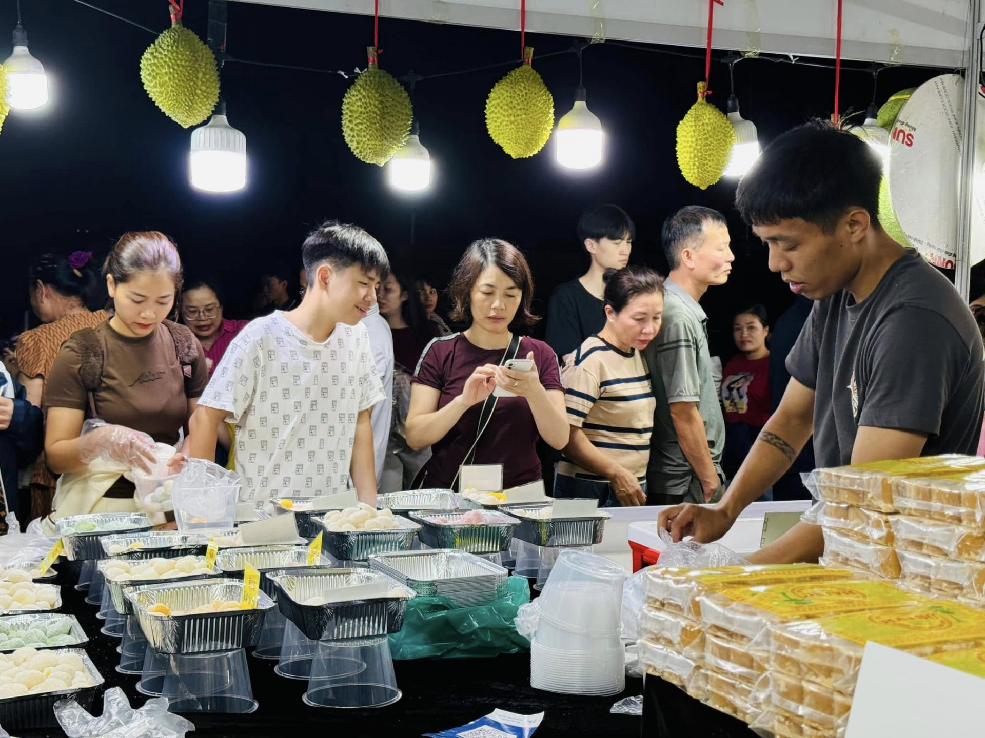 Sắc màu Tây Bắc hội tụ tại Hội chợ nhân kỷ niệm 130 năm thành lập tỉnh Sơn La