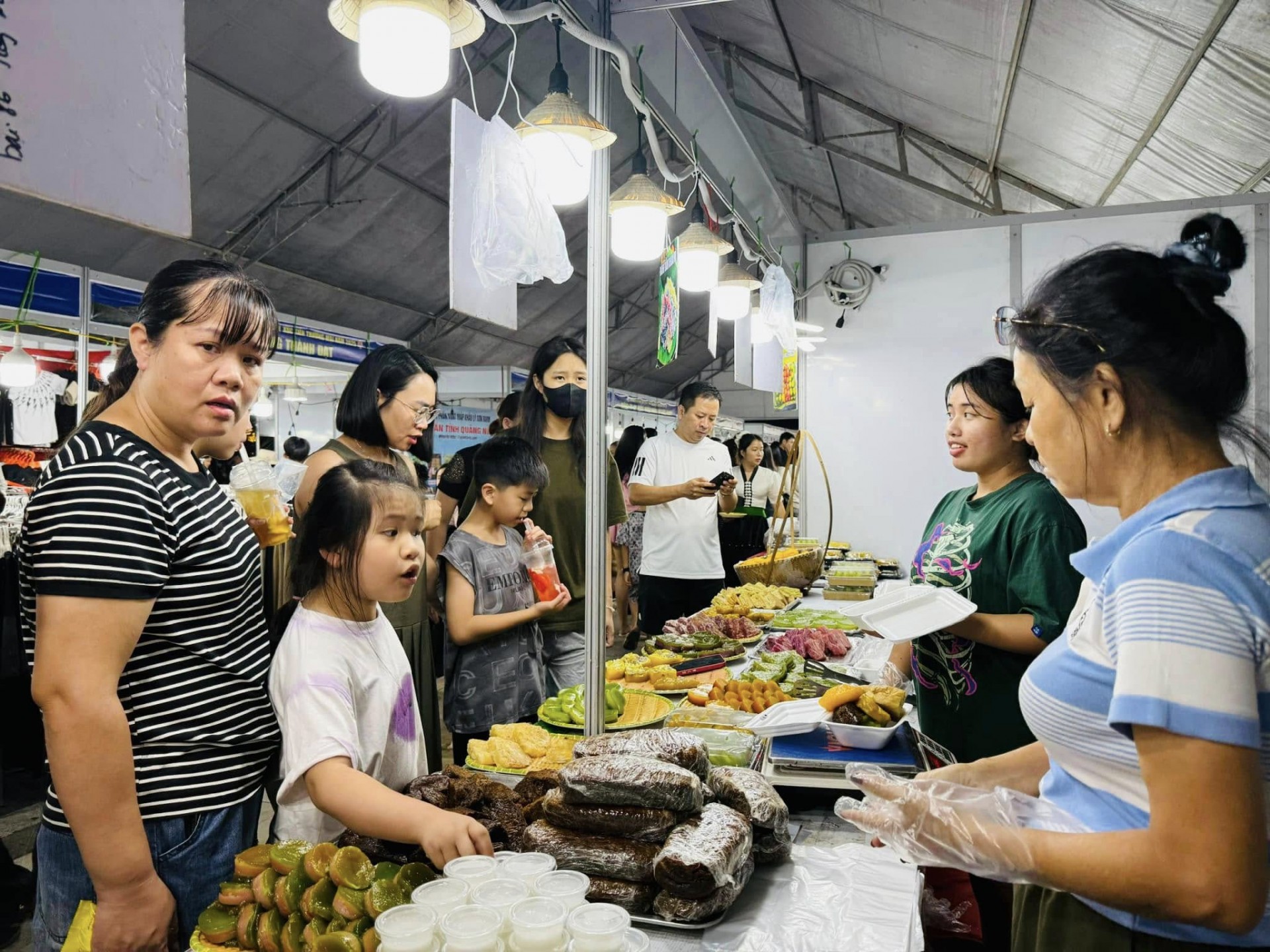 Sắc màu Tây Bắc hội tụ tại Hội chợ nhân kỷ niệm 130 năm thành lập tỉnh Sơn La