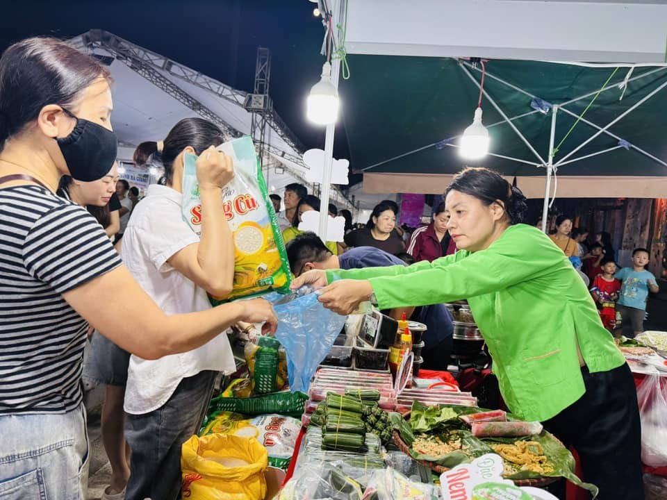 Sắc màu Tây Bắc hội tụ tại Hội chợ nhân kỷ niệm 130 năm thành lập tỉnh Sơn La