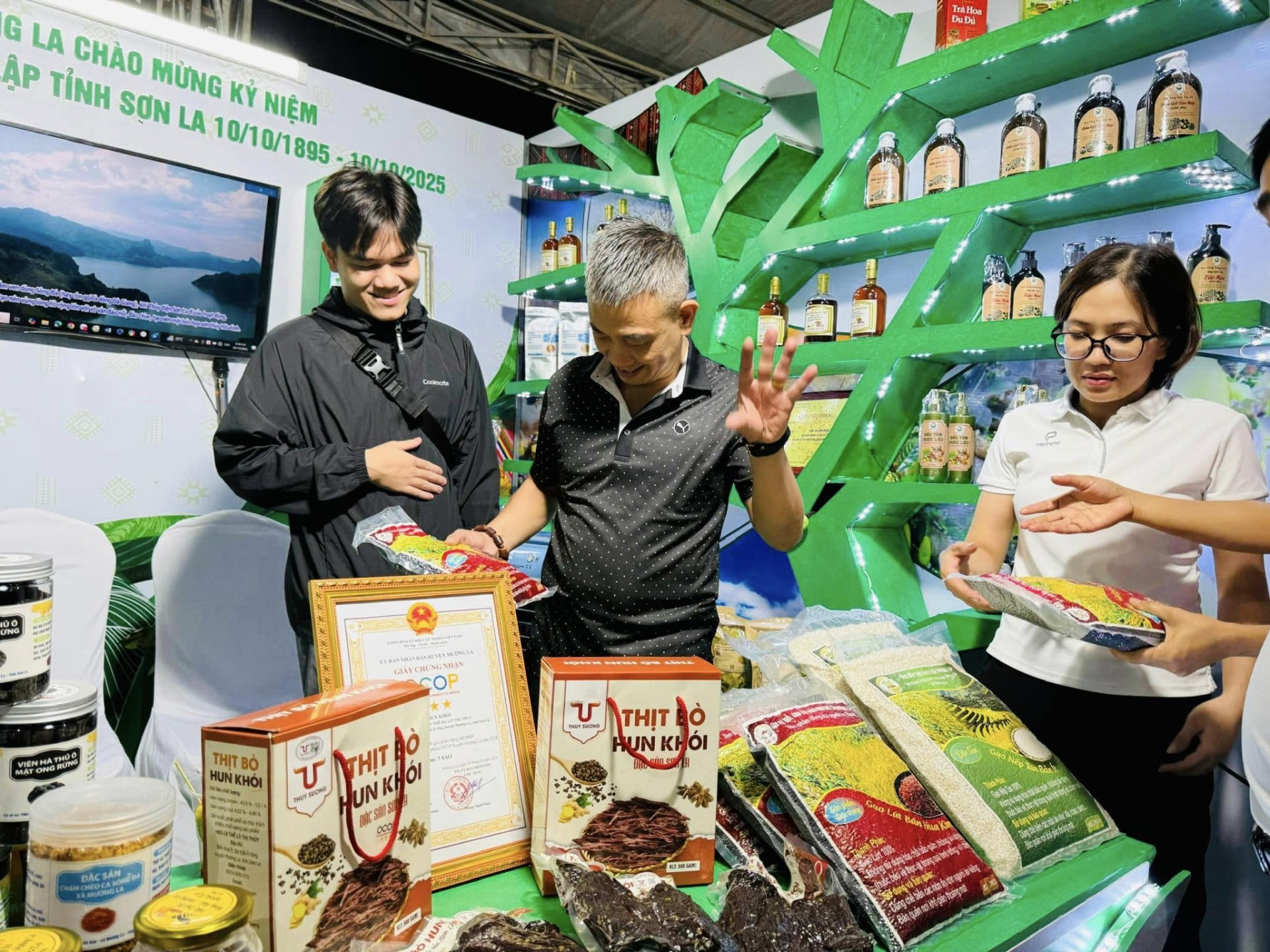 Sắc màu Tây Bắc hội tụ tại Hội chợ nhân kỷ niệm 130 năm thành lập tỉnh Sơn La