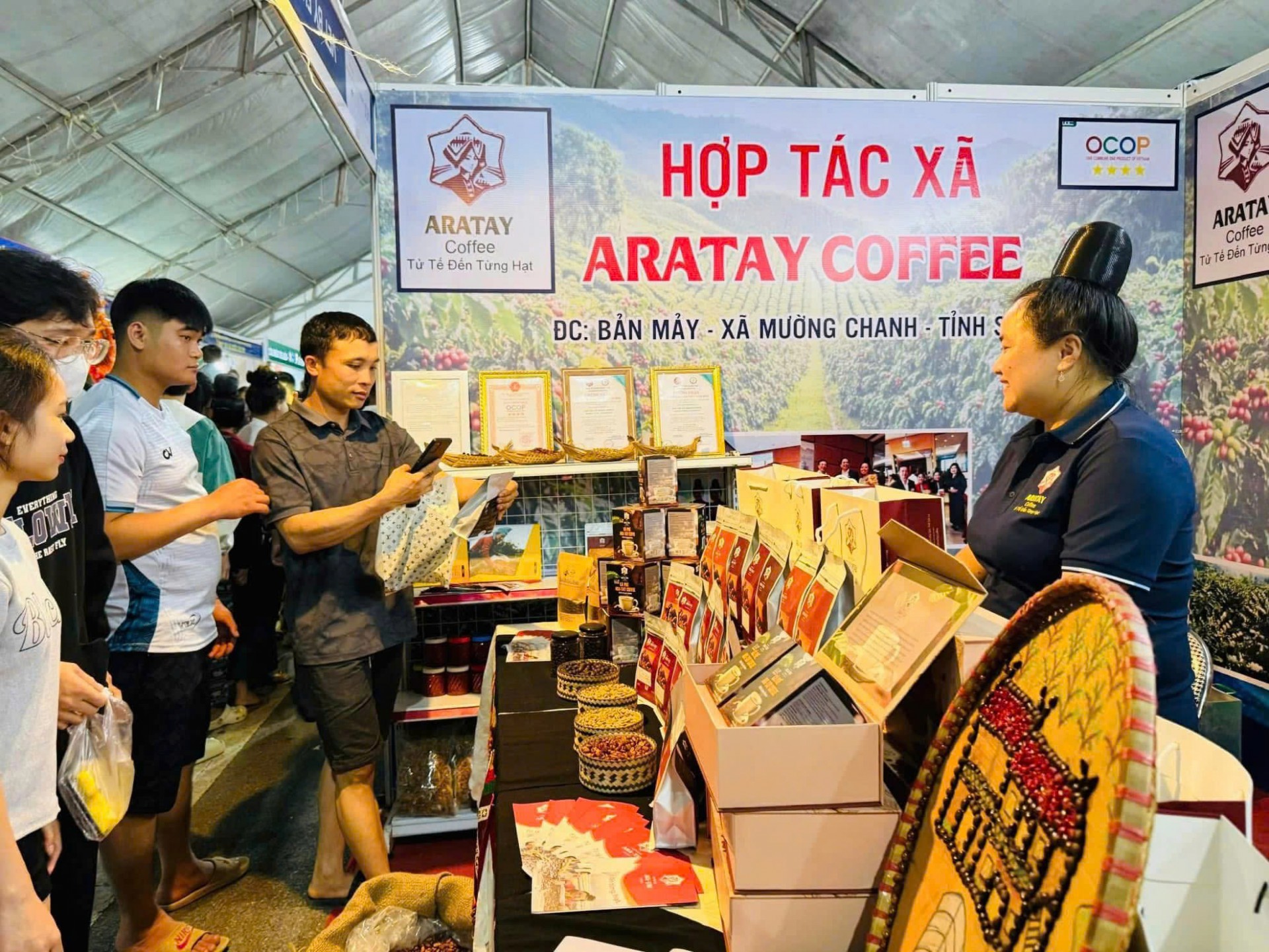 Gian hàng trưng bày các sản phẩm từ cà phê của HTX Aratay Coffee, xã Mường Chanh (Sơn La) được trang trí độc đáo, mang đậm bản sắc văn hoá dân tộc Thái, thu hút người dân và du khách tới trải nghiệm, mua sắm. Gian hàng trưng bày các sản phẩm từ cà phê của HTX Aratay Coffee, xã Mường Chanh (Sơn La) được trang trí độc đáo, mang đậm bản sắc văn hoá dân tộc Thái, thu hút người dân và du khách tới trải nghiệm, mua sắm.