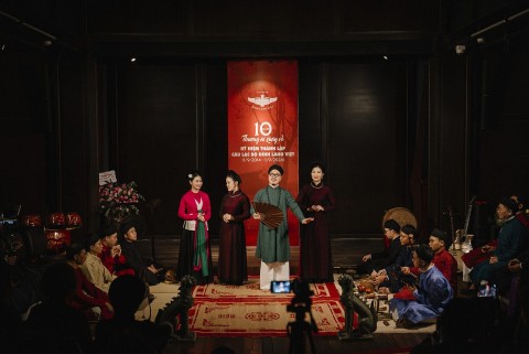 am vang chieu cheo san dinh giua long hoang thanh thang long