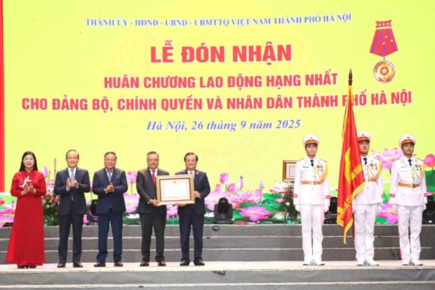 Ủy viên Trung ương Đảng, Phó Chủ tịch Quốc hội Lê Minh Hoan trao Huân chương Lao động hạng Nhất cho Đảng bộ, chính quyền và Nhân dân TP Hà Nội