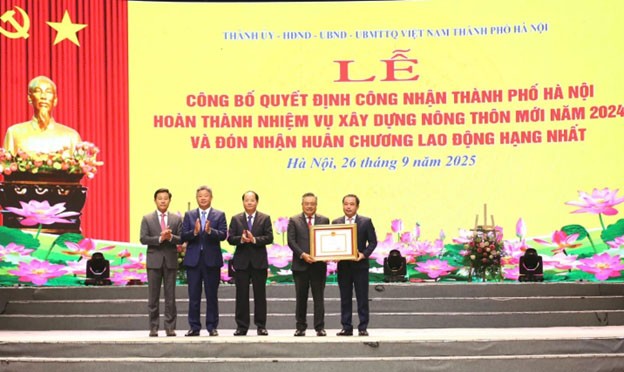 Ủy viên Trung ương Đảng, Quyền Bộ trưởng Bộ Nông nghiệp và Môi trường Trần Đức Thắng trao Bằng công nhận TP Hà Nội hoàn thành nhiệm vụ xây dựng nông thôn mới năm 2024.
