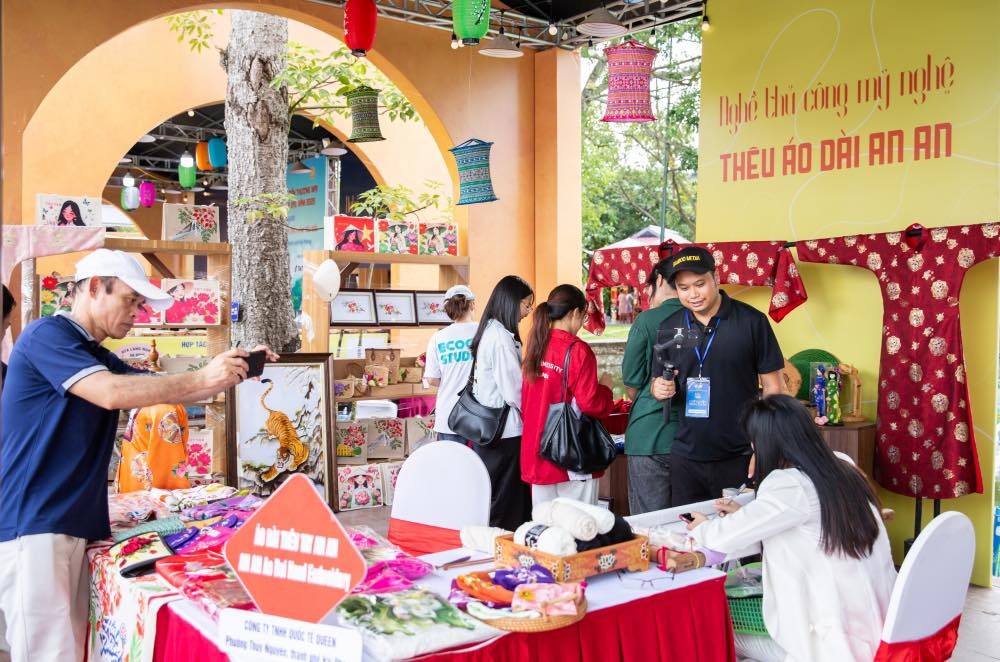 Gian hàng thêu ái dài An An với những tà áo dài thêu tay tinh xảo – vừa là nghệ thuật, vừa là linh hồn văn hóa dân tộc.