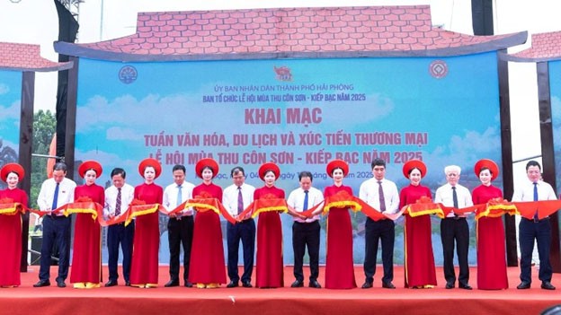 Các đại biểu thực hiện nghi thức khai mạc Tuần Văn hóa, Du lịch và Xúc tiến thương mại Lễ hội mùa thu Côn Sơn-Kiếp Bạc năm 2025.