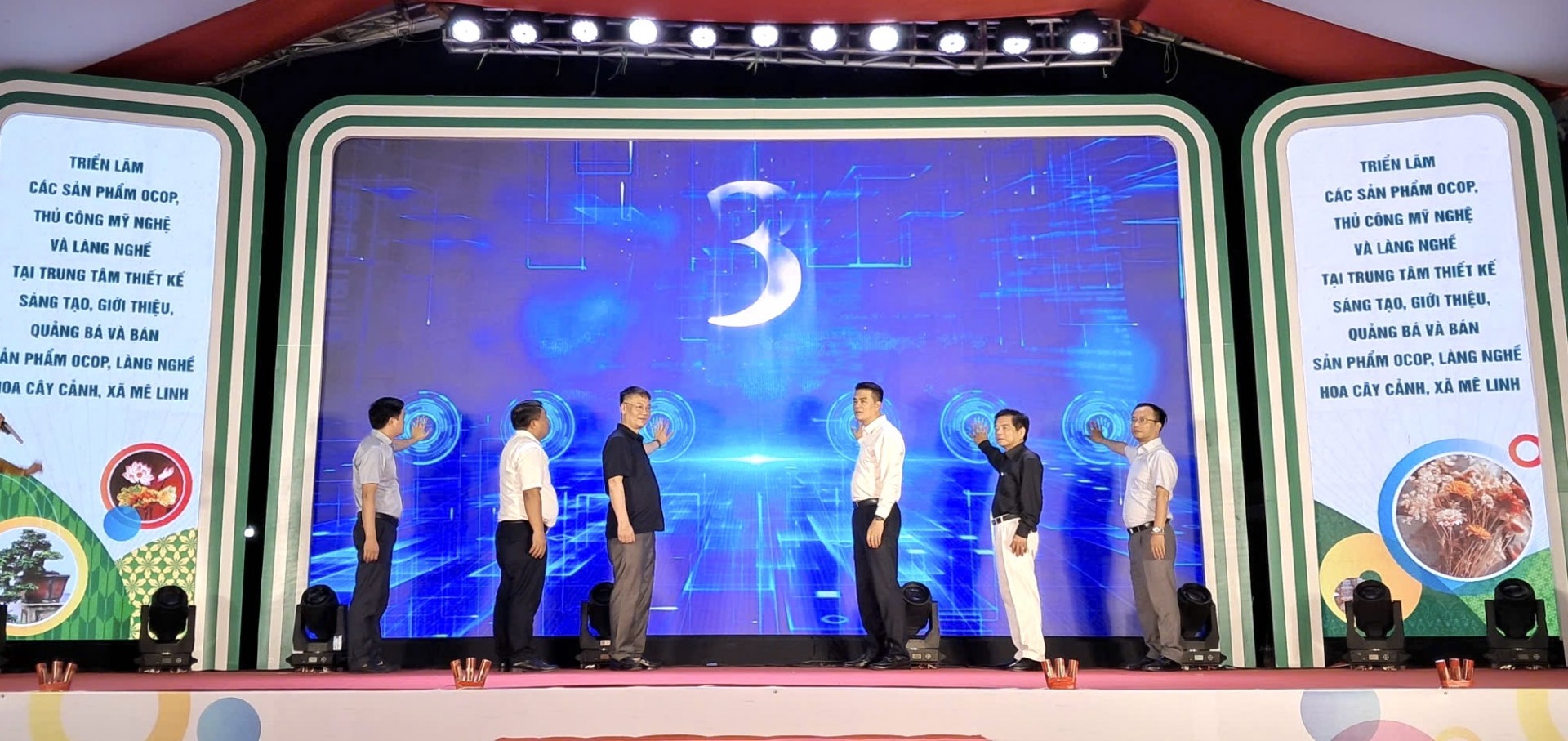 Các đại biểu thực hiện nghi thức khai mạc Triển lãm.