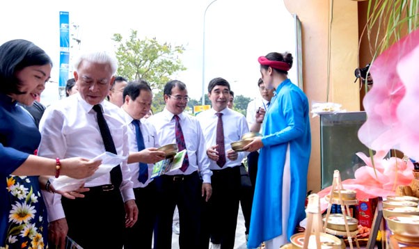 Các đại biểu tham quan gian hàng trưng bày sản phẩm OCOP.