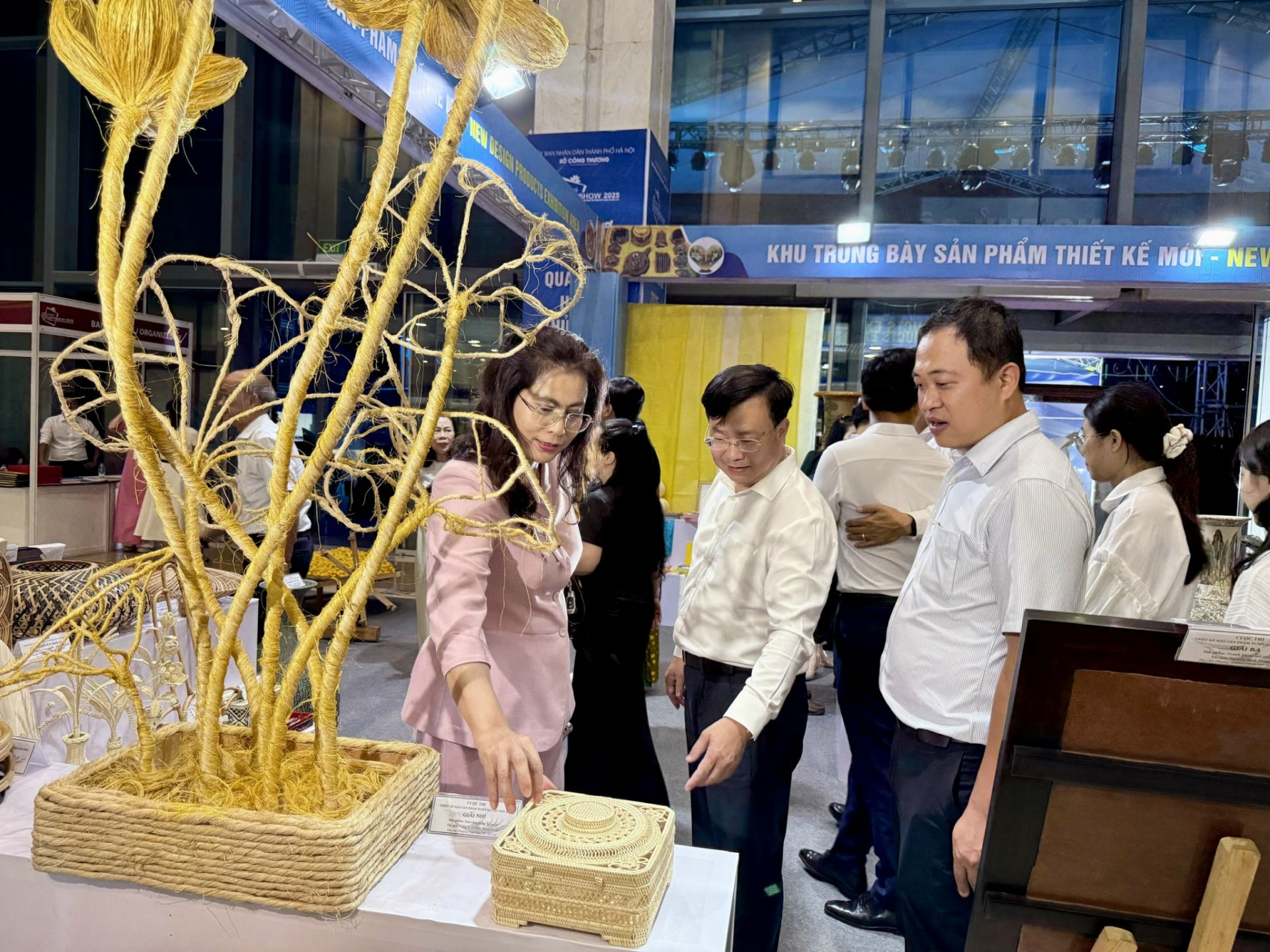 Khai mạc Hội chợ quốc tế Quà tặng hàng thủ công mỹ nghệ Hà Nội 2025 và trao giải Cuộc thi Thiết kế mẫu sản phẩm thủ công mỹ nghệ Hà Nội