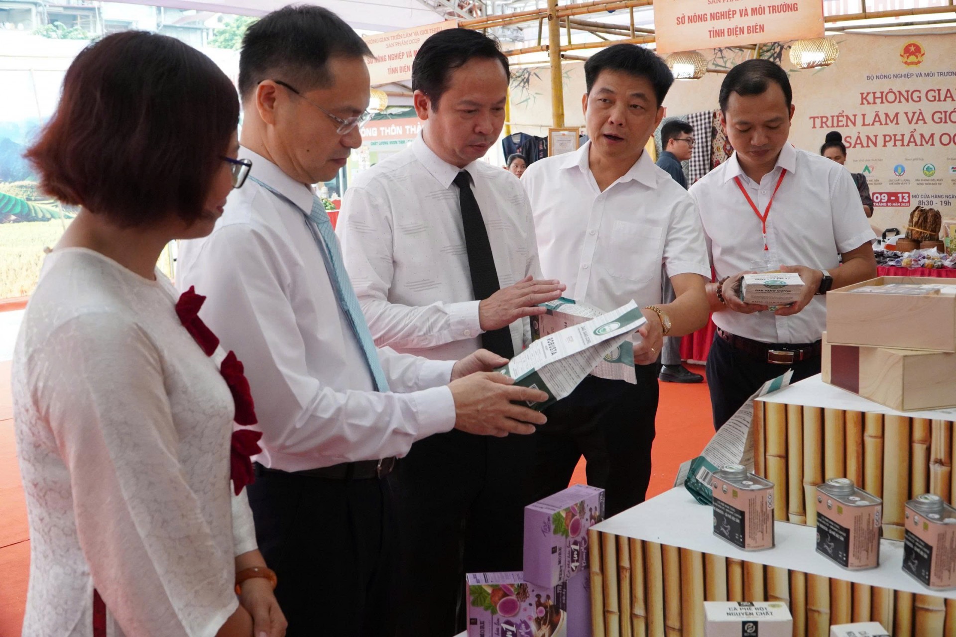 Không gian văn hóa làng nghề Việt lại rộn ràng sắc màu trong những ngày đầu tháng 10