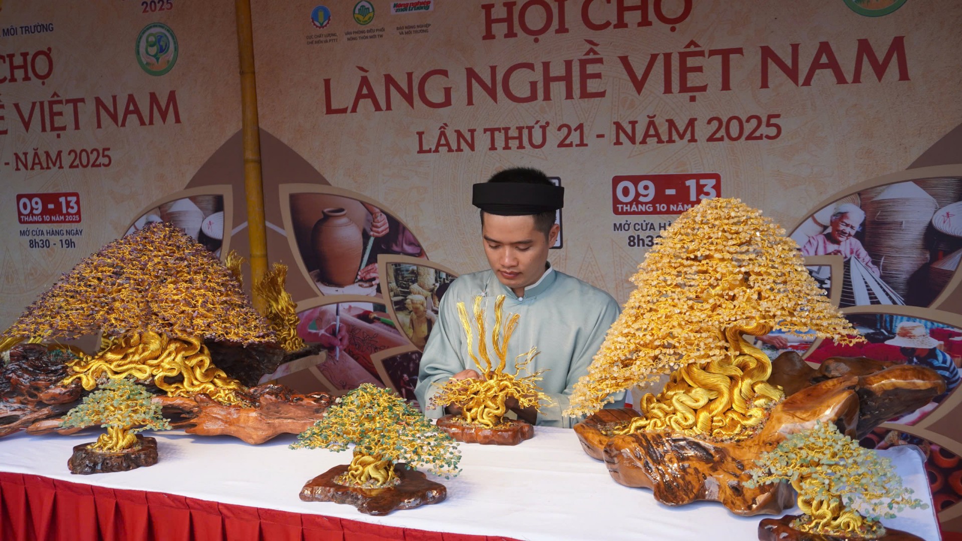 Không gian văn hóa làng nghề Việt lại rộn ràng sắc màu trong những ngày đầu tháng 10