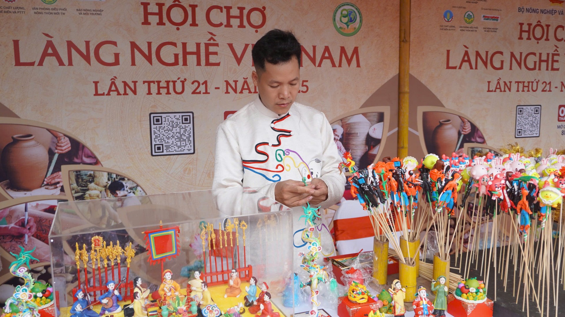 Không gian văn hóa làng nghề Việt lại rộn ràng sắc màu trong những ngày đầu tháng 10