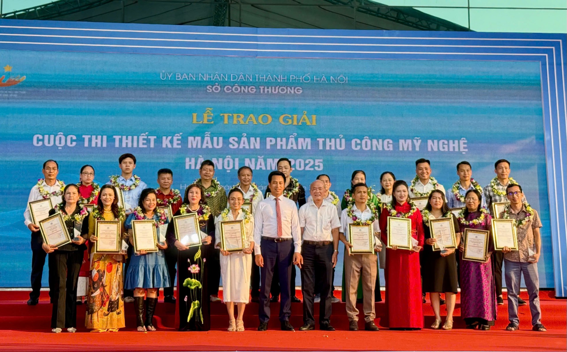 Khai mạc Hội chợ quốc tế Quà tặng hàng thủ công mỹ nghệ Hà Nội 2025 và trao giải Cuộc thi Thiết kế mẫu sản phẩm thủ công mỹ nghệ Hà Nội