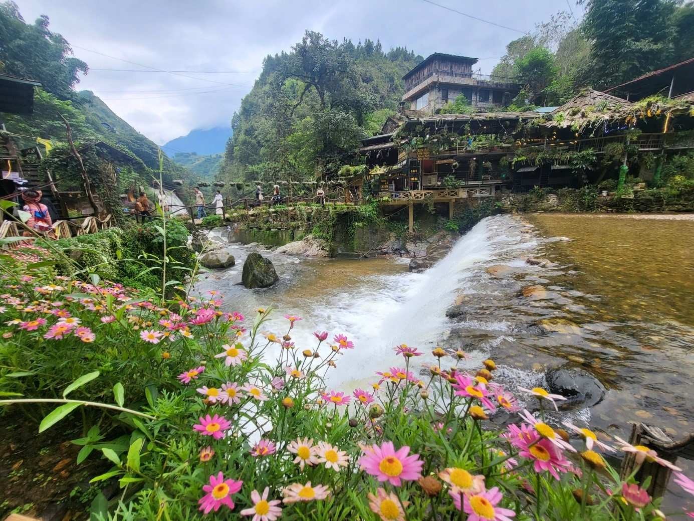 Ngôi làng đẹp nhất Tây Bắc níu chân du khách bằng nét văn hóa Mông đặc sắc