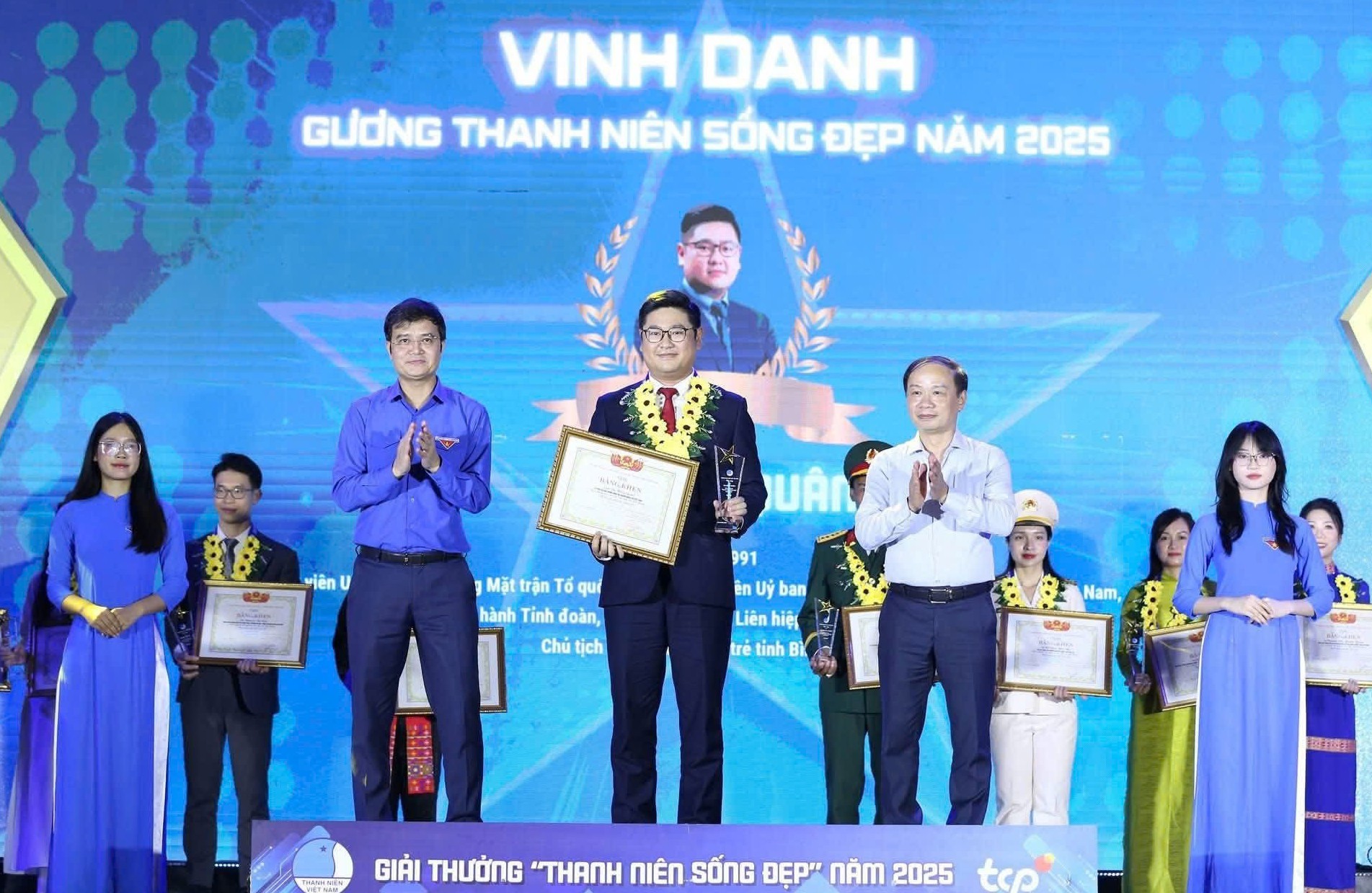 Doanh nhân trẻ Vũ Hồng Quân hành trình của một “Thanh niên sống đẹp”