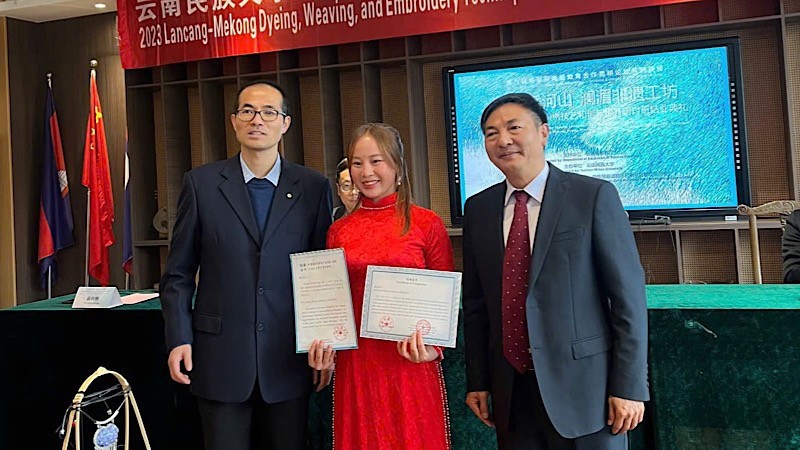 Cô gái H’Mông Cô gái H’Mông