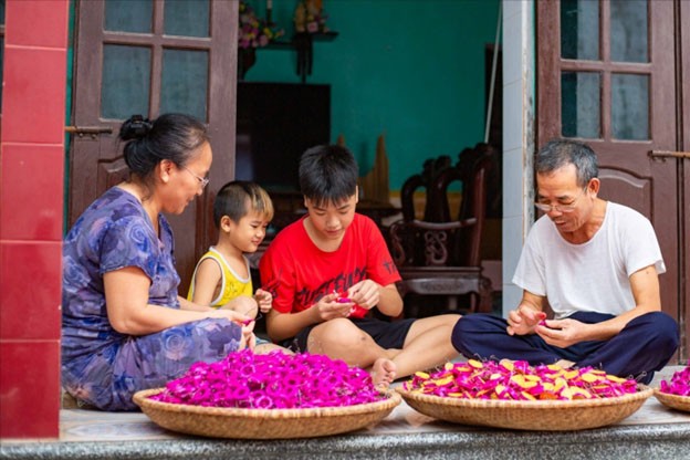 Gia đình ông Nguyễn Đức Hưởng đang làm trống bỏi để bán dịp Trung thu.