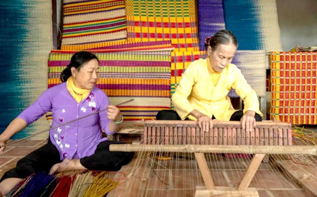 Từng tấm chiếu dệt từ sợi cói tự nhiên qua bàn tay khéo léo của nghệ nhân mang đậm nét đẹp mộc mạc và bền bỉ. Từng tấm chiếu dệt từ sợi cói tự nhiên qua bàn tay khéo léo của nghệ nhân mang đậm nét đẹp mộc mạc và bền bỉ.