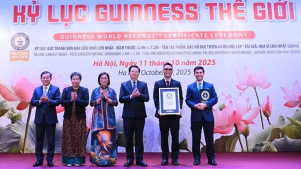 Họa sĩ Chu Nhật Quang đón nhận Kỷ lục Guinness thế giới tác phẩm “Bác Hồ đọc Tuyên ngôn Độc lập/Ảnh Hoài Thu