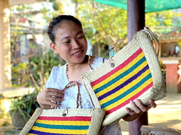 Bà Phạm Thị Công là một trong những người có đam mê đặc biệt với nghề dệt chiếu cói truyền thống. Bà Phạm Thị Công là một trong những người có đam mê đặc biệt với nghề dệt chiếu cói truyền thống.