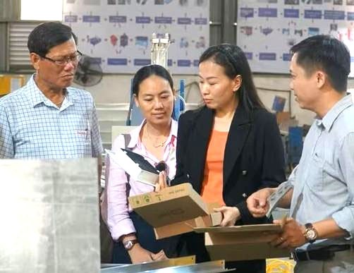 Tổ chức nghiệm thu, bàn giao máy móc, thiết bị theo chương trình  khuyến công địa phương. Ảnh H.Q