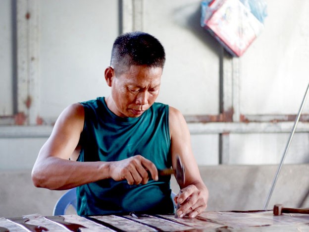 Dù làng nghề đã có nhiều máy móc nhưng để tạo ra tác phẩm tinh xảo thì vẫn cần bàn tay tài hoa của các nghệ nhân. Dù làng nghề đã có nhiều máy móc nhưng để tạo ra tác phẩm tinh xảo thì vẫn cần bàn tay tài hoa của các nghệ nhân.