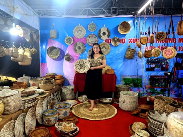 Với đam mê, sự kiên trì và khát vọng, chị Nguyễn Thị Thắm cùng HTX Tân Thọ tin rằng tương lai làng nghề gắn với du lịch trải nghiệm sẽ sớm trở thành hiện thực. Với đam mê, sự kiên trì và khát vọng, chị Nguyễn Thị Thắm cùng HTX Tân Thọ tin rằng tương lai làng nghề gắn với du lịch trải nghiệm sẽ sớm trở thành hiện thực.