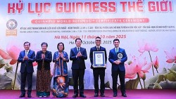 Bức tranh sơn mài "Bác Hồ đọc Tuyên ngôn Độc lập" được trao Kỷ lục Guinness