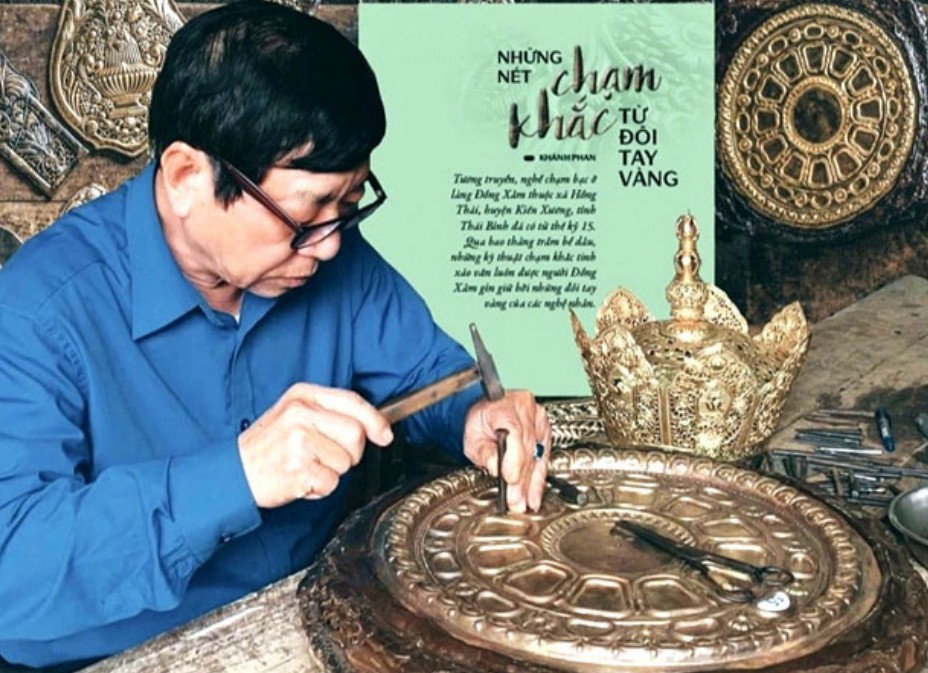 Nghệ nhân Đinh Quang Thắng đang tỉ mỉ thực hiện từng đường chạm bạc. Nghệ nhân Đinh Quang Thắng đang tỉ mỉ thực hiện từng đường chạm bạc.