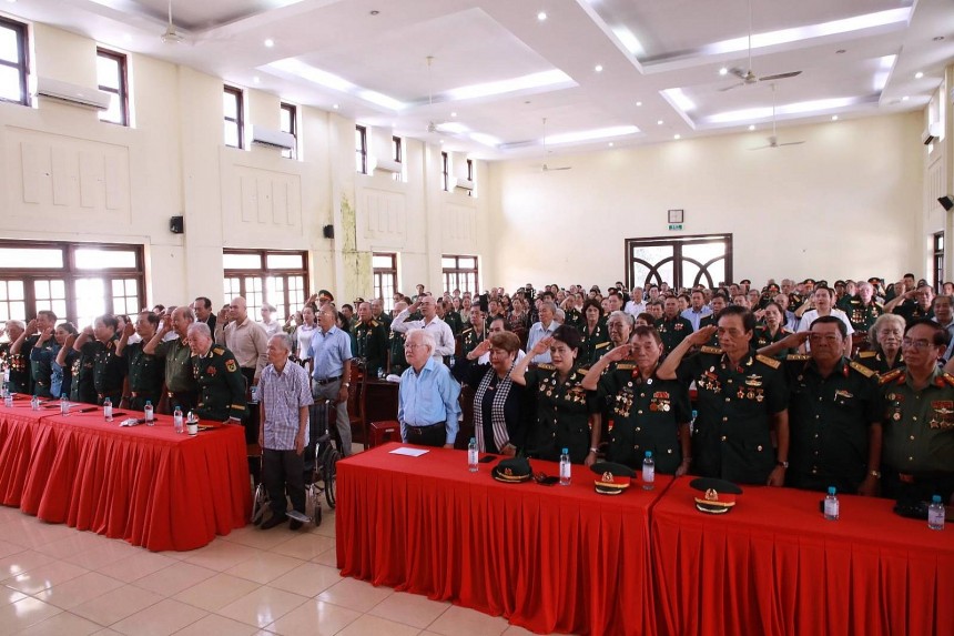 Các đại biểu thực hiện nghi thức chào cờ và dành một phút mặc niệm tưởng nhớ các anh hùng liệt sĩ, đồng đội đã anh dũng hy sinh vì độc lập, tự do của Tổ quốc