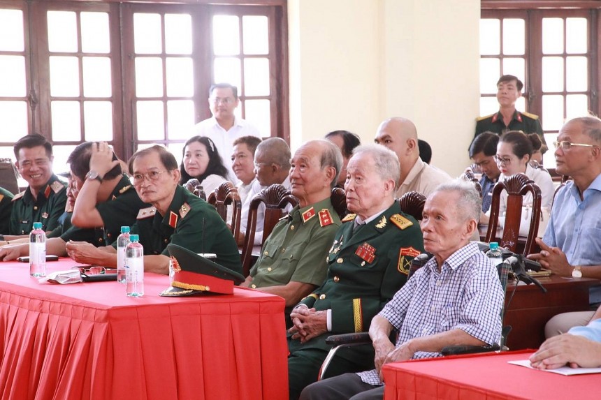 Các đại biểu cùng nhau ôn lại truyền thống hào hùng, những kỷ niệm sâu sắc và chiến công thầm lặng của lực lượng Tình báo Miền trong những năm tháng kháng chiến