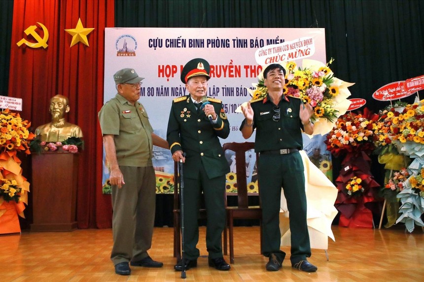 Đại tá Nguyễn Văn Tàu xúc động kể về những kỷ niệm một thời trận mạc - khi đồng chí, đồng đội cùng chia ngọt sẻ bùi, cùng chiến đấu trong gian khổ, hiểm nguy