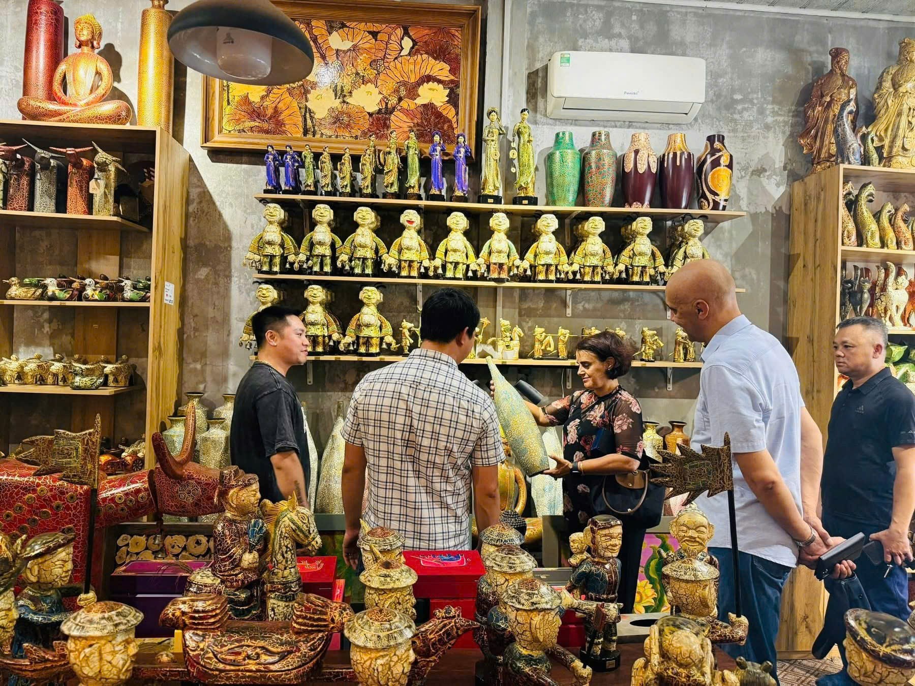 Sơn mài Việt Nam trước cơ hội bứt phá: Thị trường nội địa khởi sắc, quốc tế mở rộng Sơn mài Việt Nam trước cơ hội bứt phá: Thị trường nội địa khởi sắc, quốc tế mở rộng